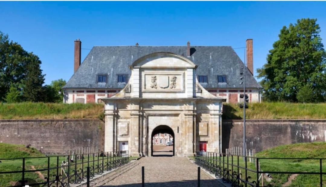 Entre Les Places, Spacieux Avec Parking Gratuit Arras Exterior photo